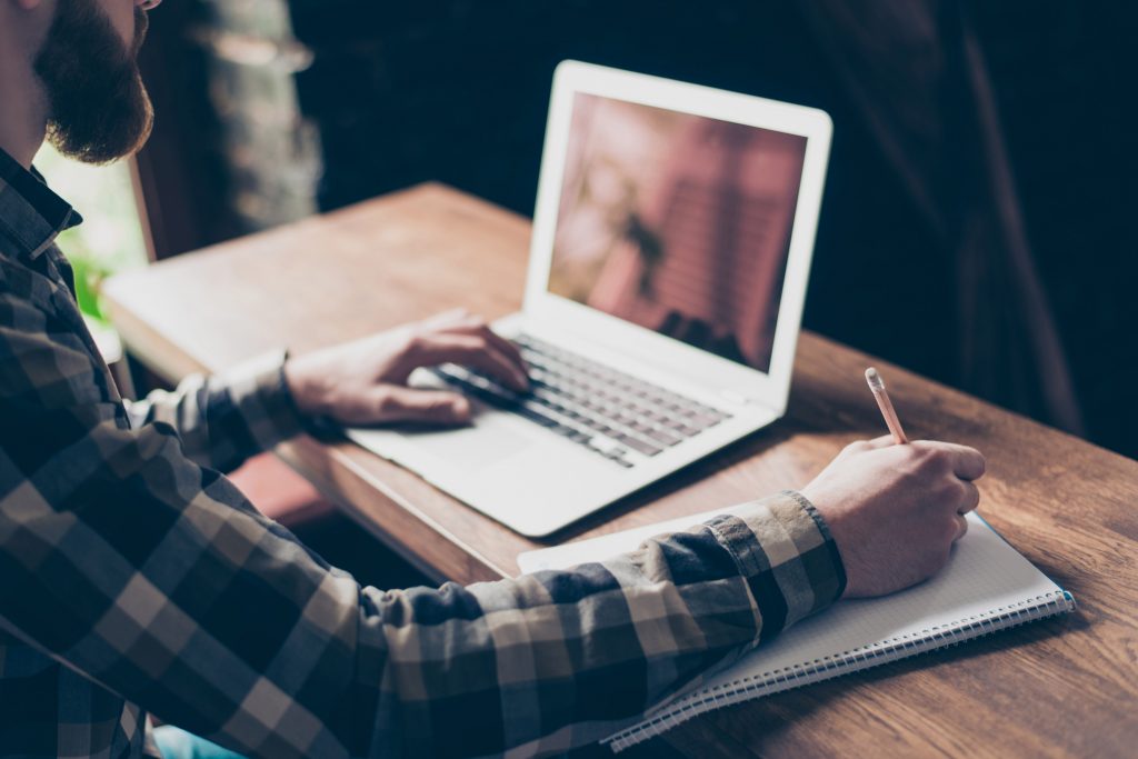 Estude Desenvolvimento de Sistemas em casa  Crédito: Getty Images/iStockphoto