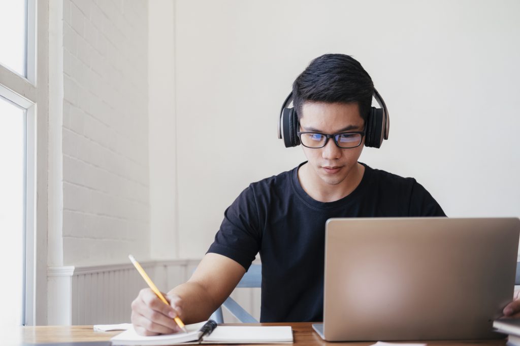 Estude Desenvolvimento de Sistemas em casa  Crédito: Getty Images/iStockphoto