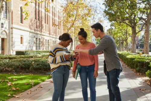 Você está visualizando atualmente Santander Universidades oferece 1,5 mil bolsas de R$ 4 mil para estudantes universitários